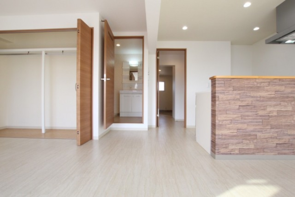 リビングにも大容量の収納が完備されている。