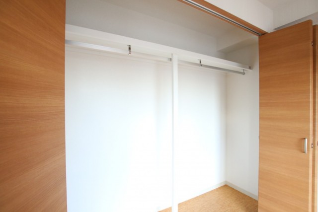 リビングのクローゼット。3枚扉は全面開放できます。