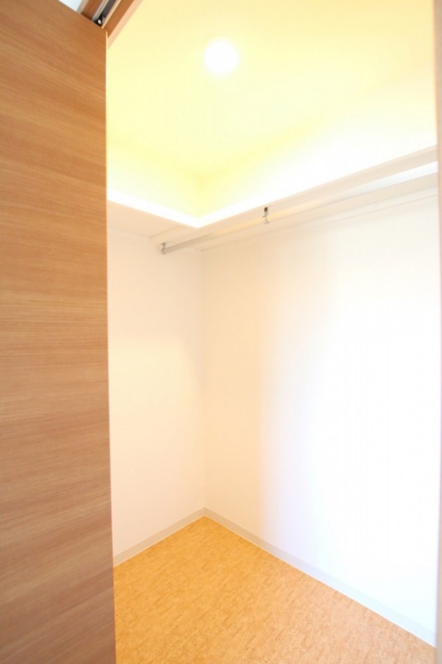 洋室のウォークインクローゼット。