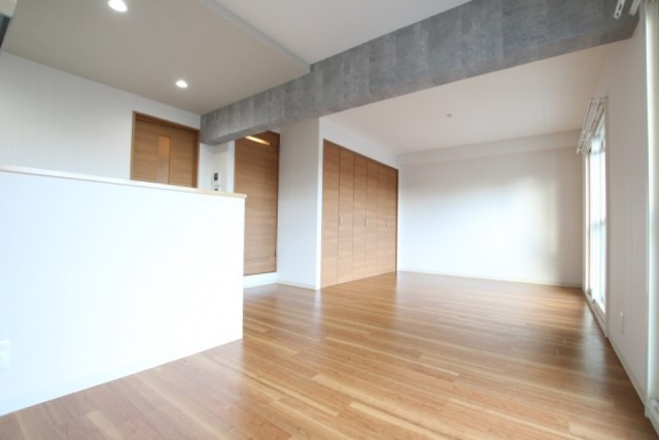 キッチンカウンターから見たリビング。