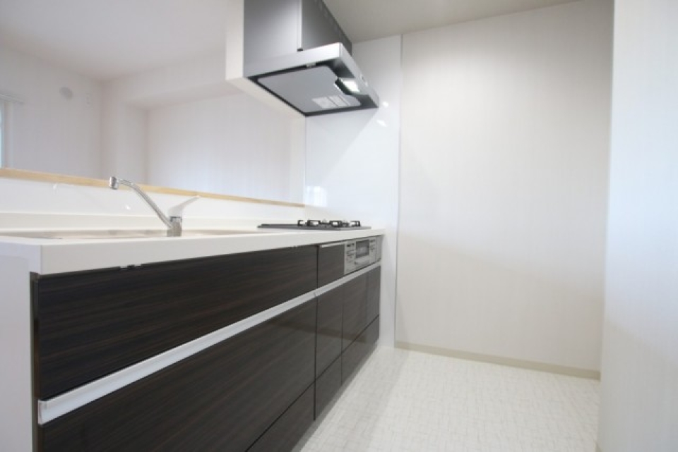 人工大理石トップのシステムキッチン。カラーはシックなブラック。