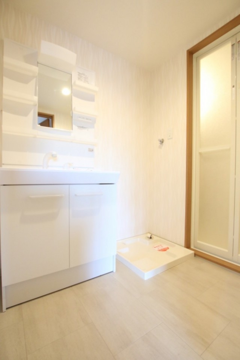 シャンプードレッサーがそびえる洗面所。