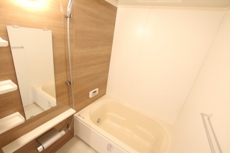 バスルームもブラウン木目で統一。