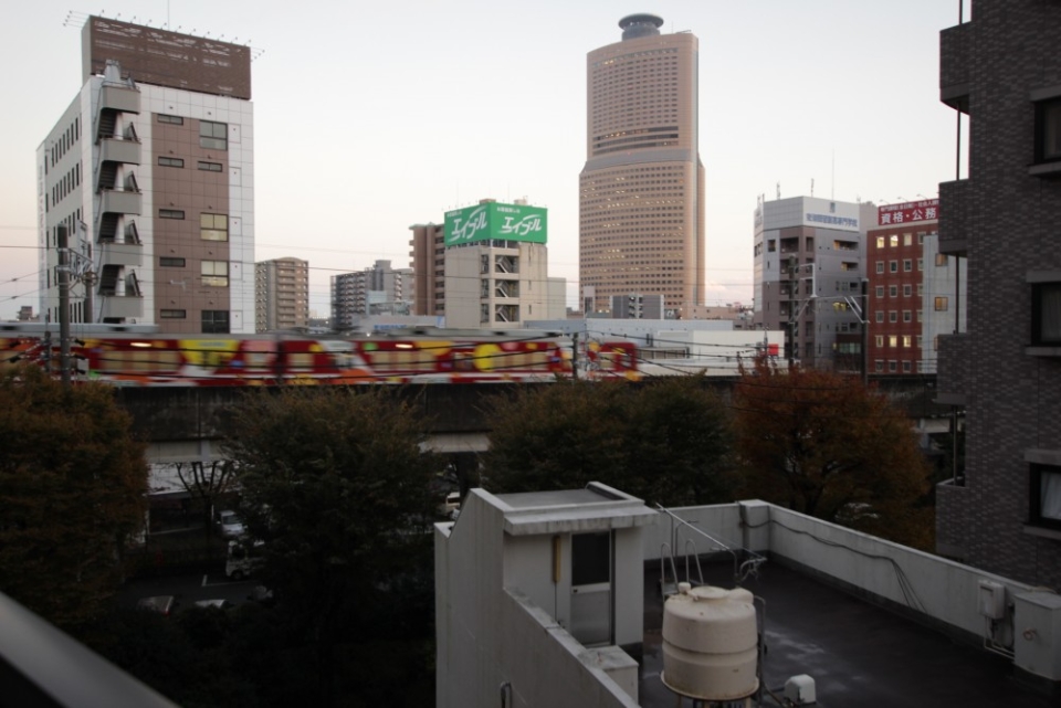 バルコニーからは赤電が近くに見えます。