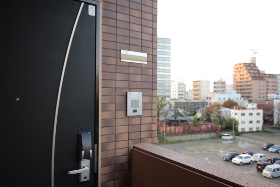 玄関前は抜けのある景色。