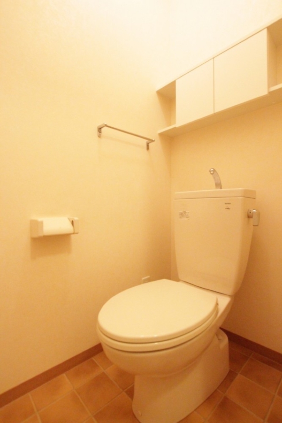 トイレもテラコッタ調の床。