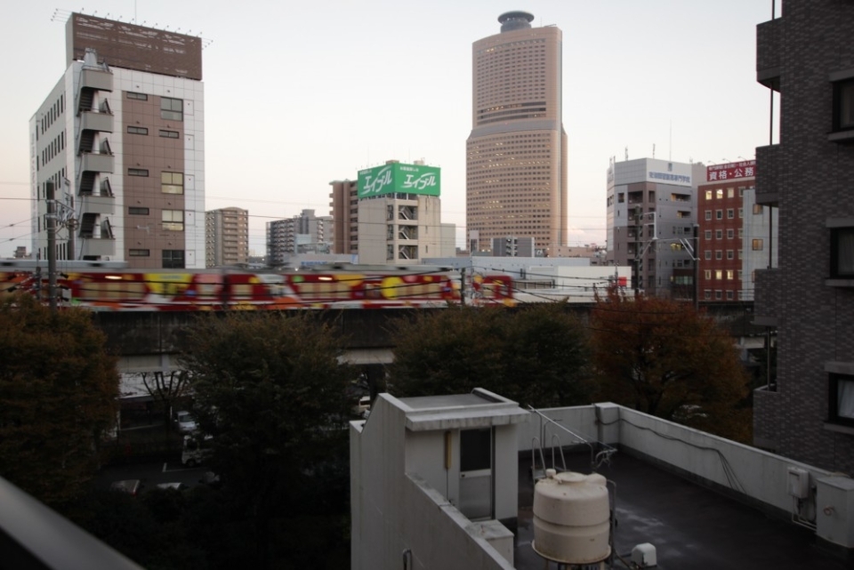 バルコニーからは赤電が近くに見えます。