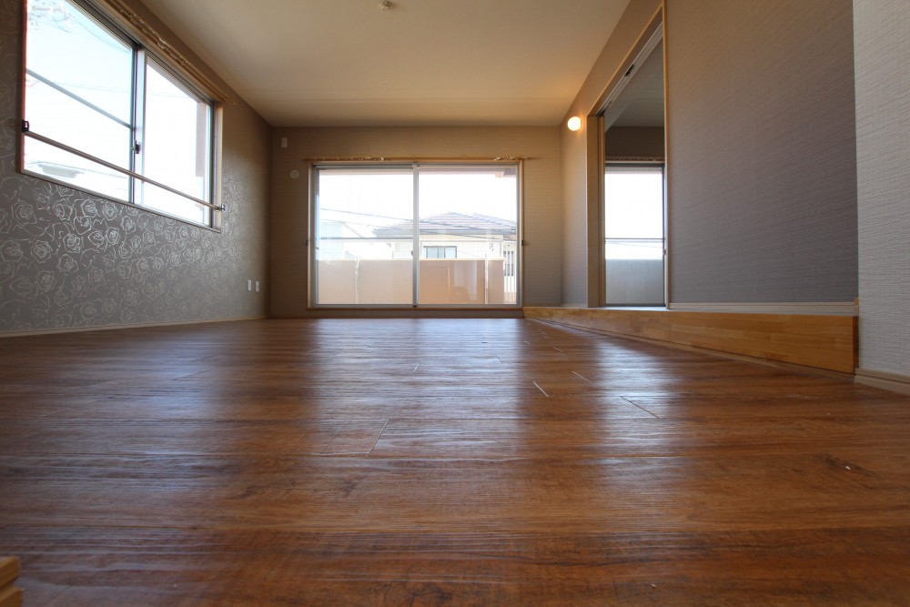 角部屋の特権、＋&alpha;の窓でリビングは明るい。