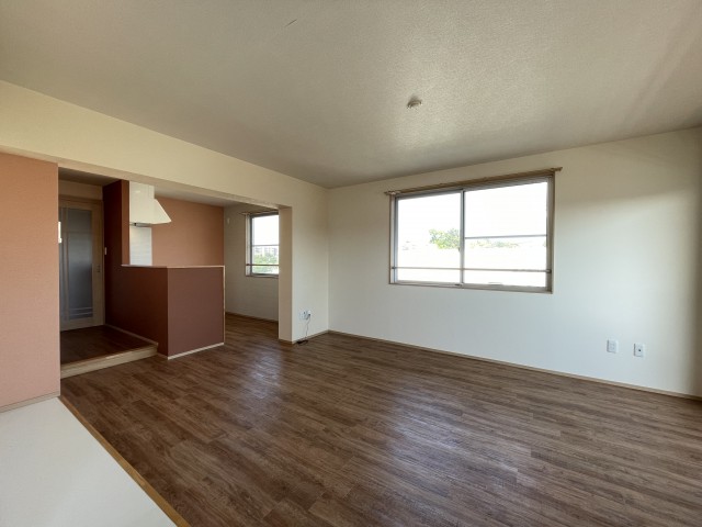 隣の洋室へは小上がりになっています。