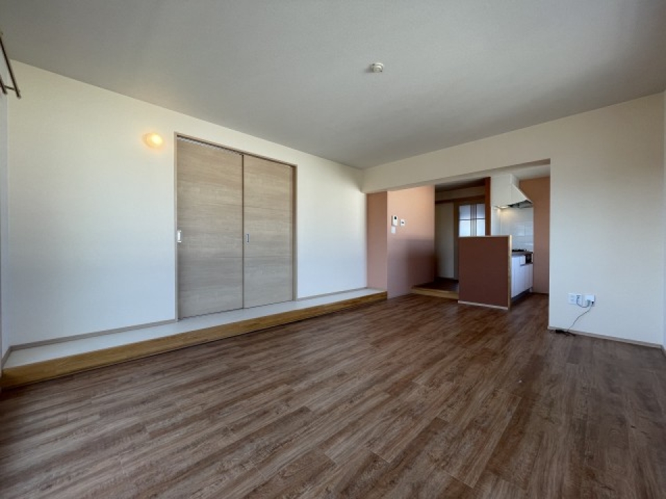 LDKは、落ち着いたトーンでオシャレな雰囲気