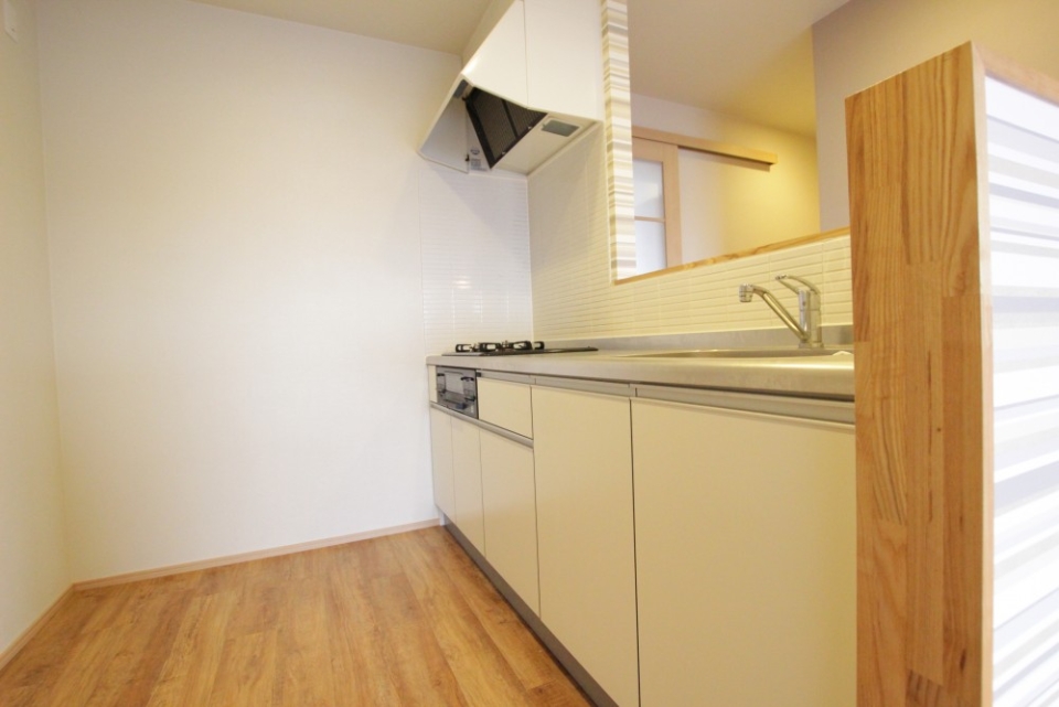 カラフル壁面の内側にはシステムキッチンが。