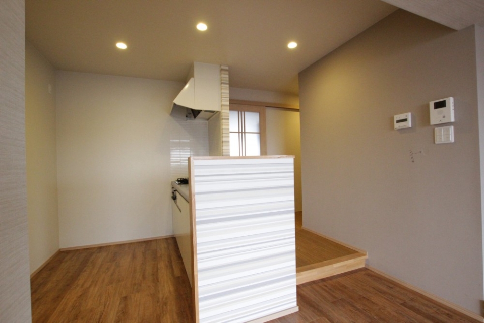 キッチンスペースは今流行りの洞窟キッチンですね。