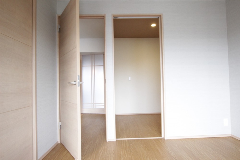LDKへ向かうドアと右手は、WIC。