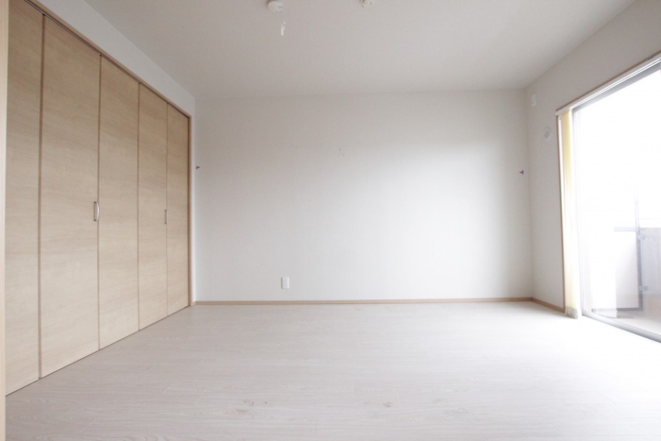 洋室6帖。クローゼットが1面に大きく。