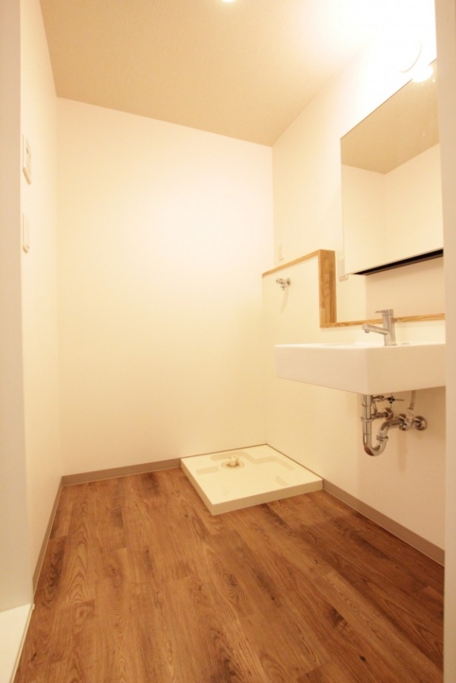 洗面所。床や洗濯機置き場、鏡まで細かくオシャレ。