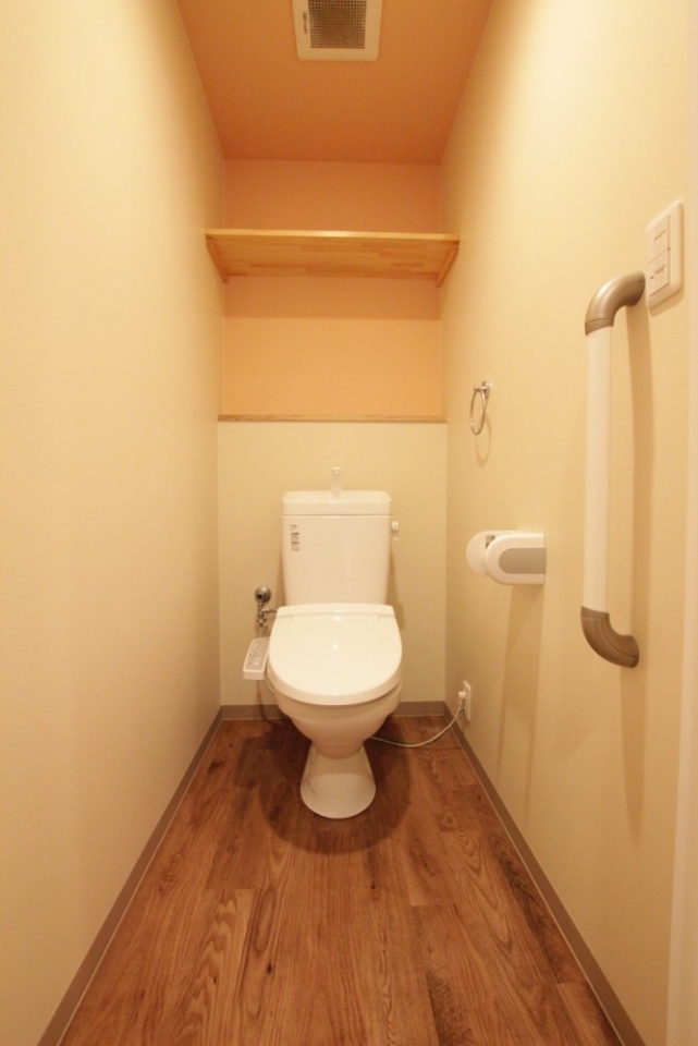 トイレ。手すりや収納棚がいいね！