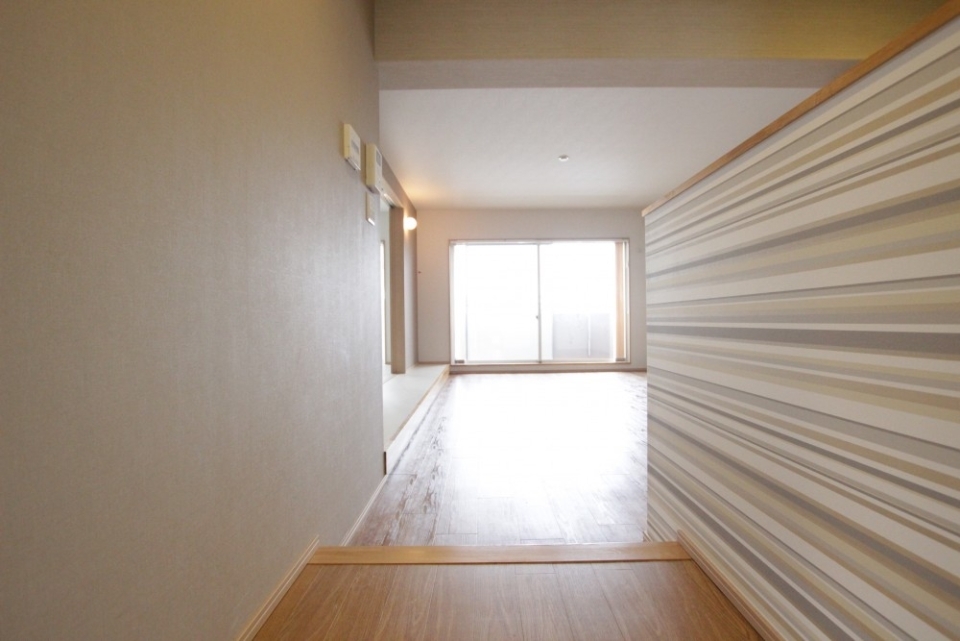 カラフル壁面を通り抜けると...。