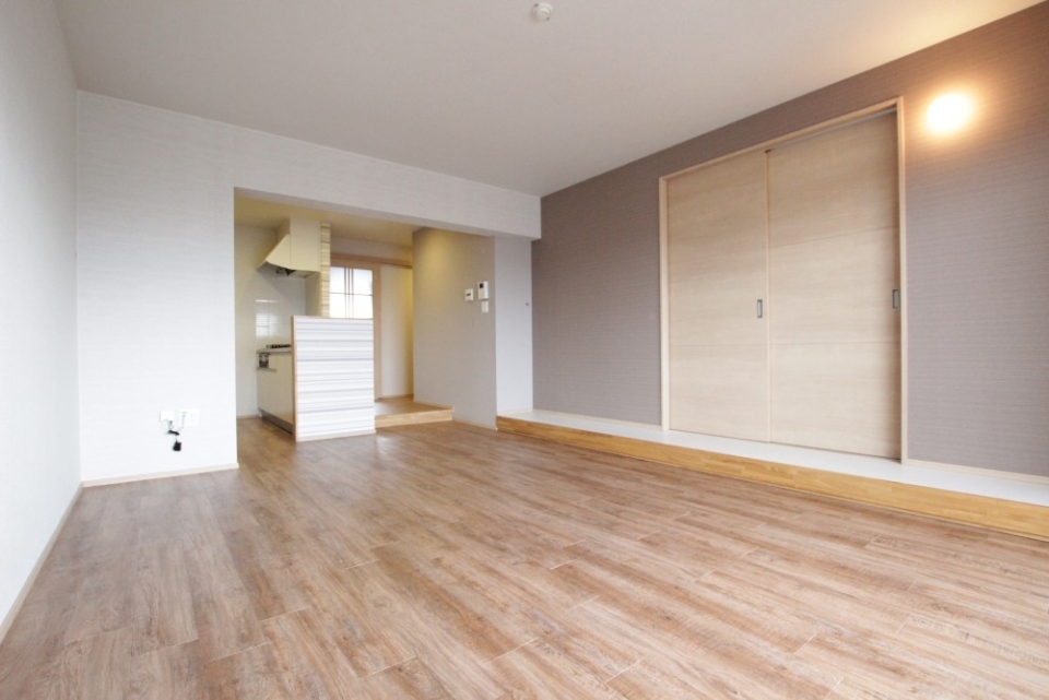 17.5帖の広々リビング空間へと繋がる。