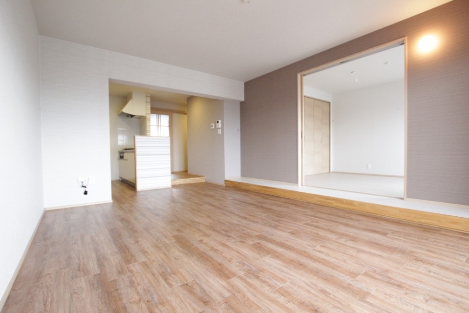 スキップフロアで隣り合う洋間。