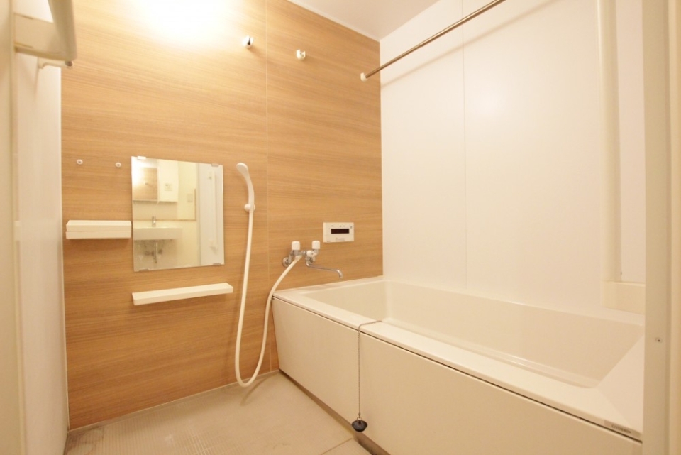 お風呂も木目調で統一。
