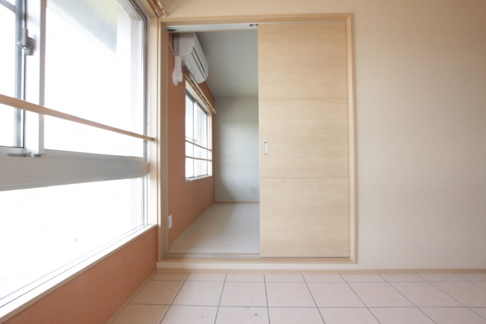 土間から洋室につながる扉。