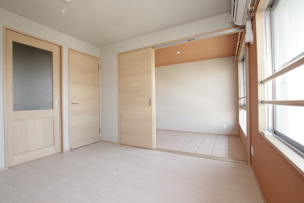 洋室からみた土間の風景。