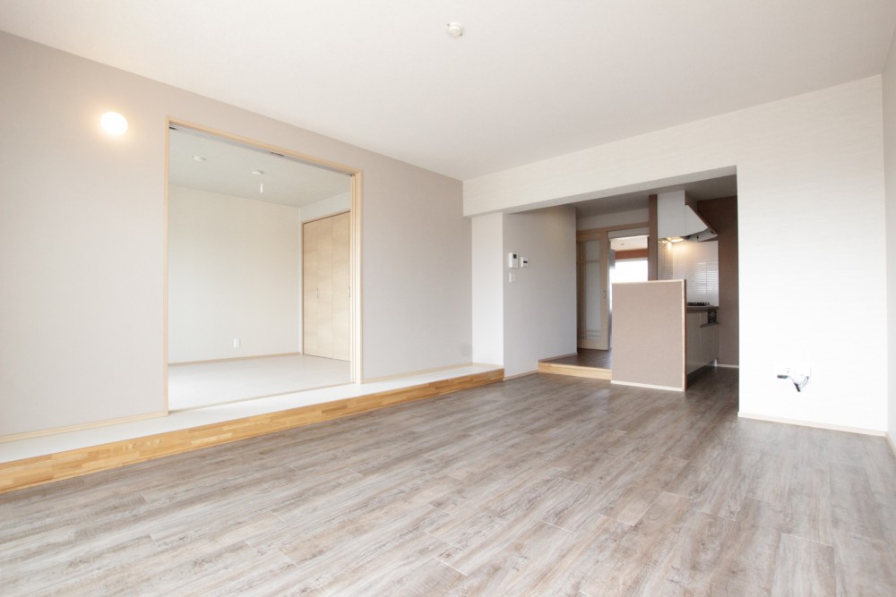 リビングはスキップフロアで隣の洋室とつながっている。