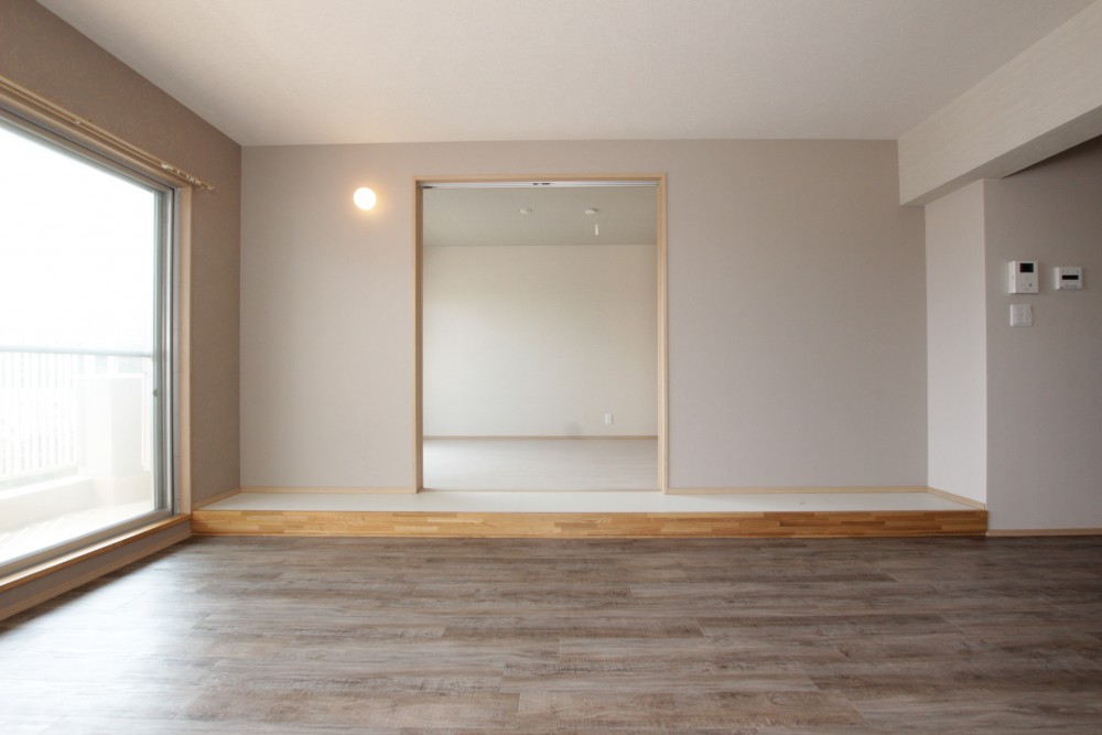 この段差に腰かけて家族の会話を楽しめそう。