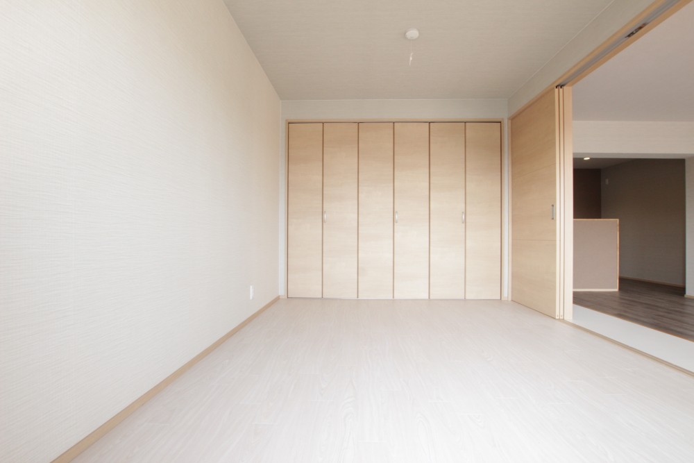 リビング横の洋室には大型のクローゼットも。