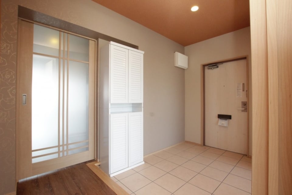 玄関からリビングの扉のガラスからは光が透過する。