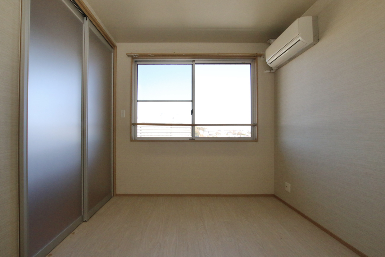 4.8帖の洋室。出ると土間です