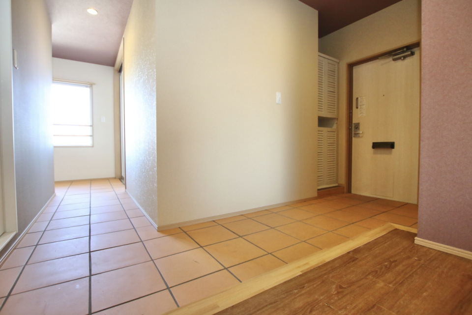 玄関から続く土間は4.8帖の洋室につながっている