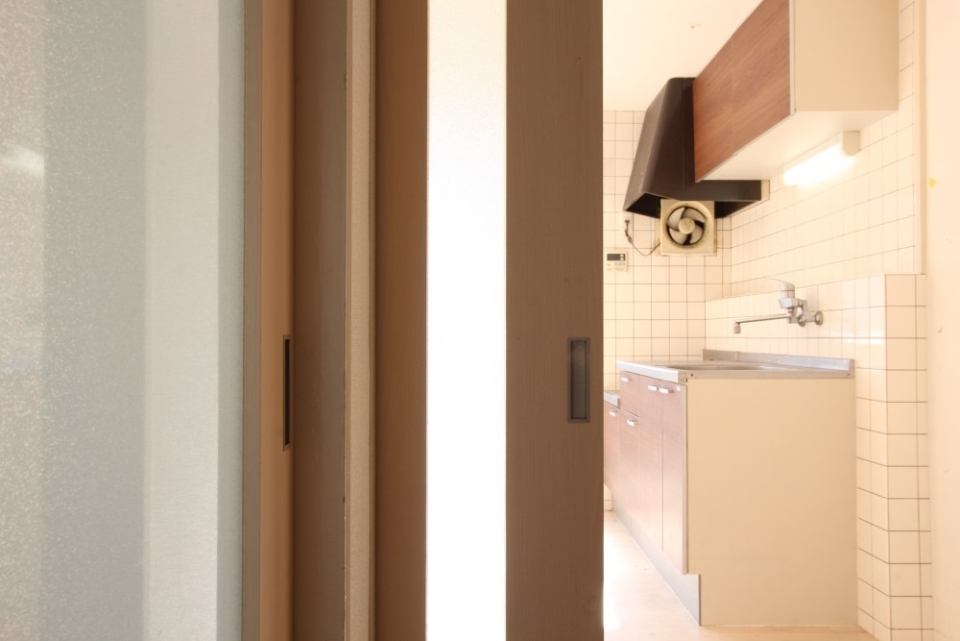 次の空間に光を通すガラス戸が使用されて室内明るい。