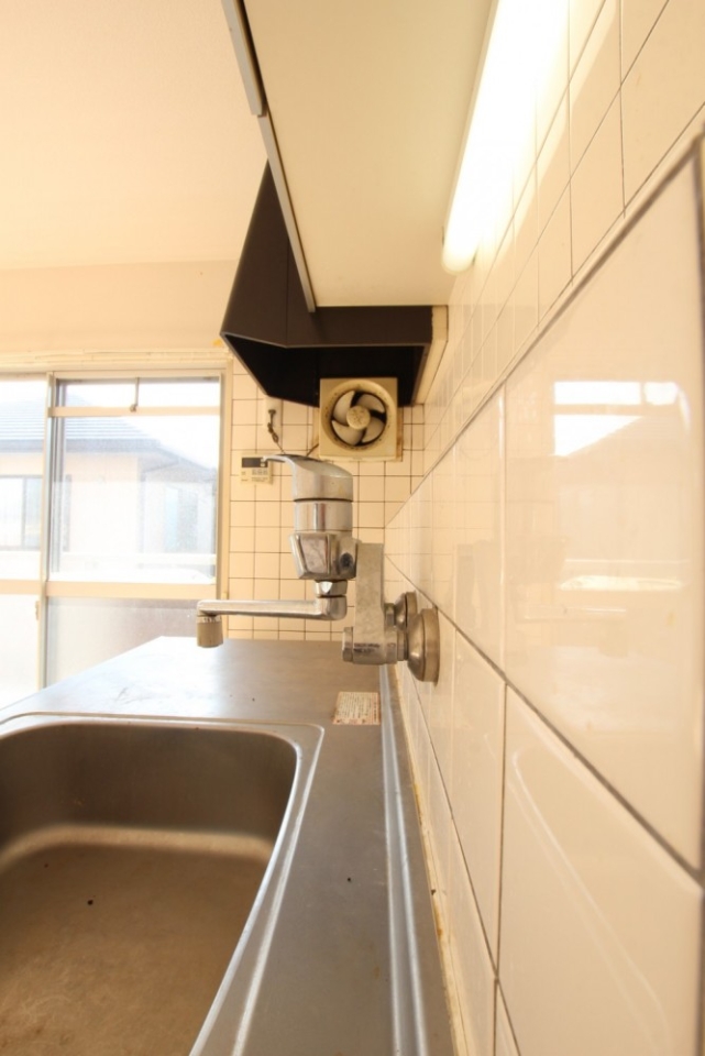 レトロキッチン、換気扇.タイル壁が物語る。