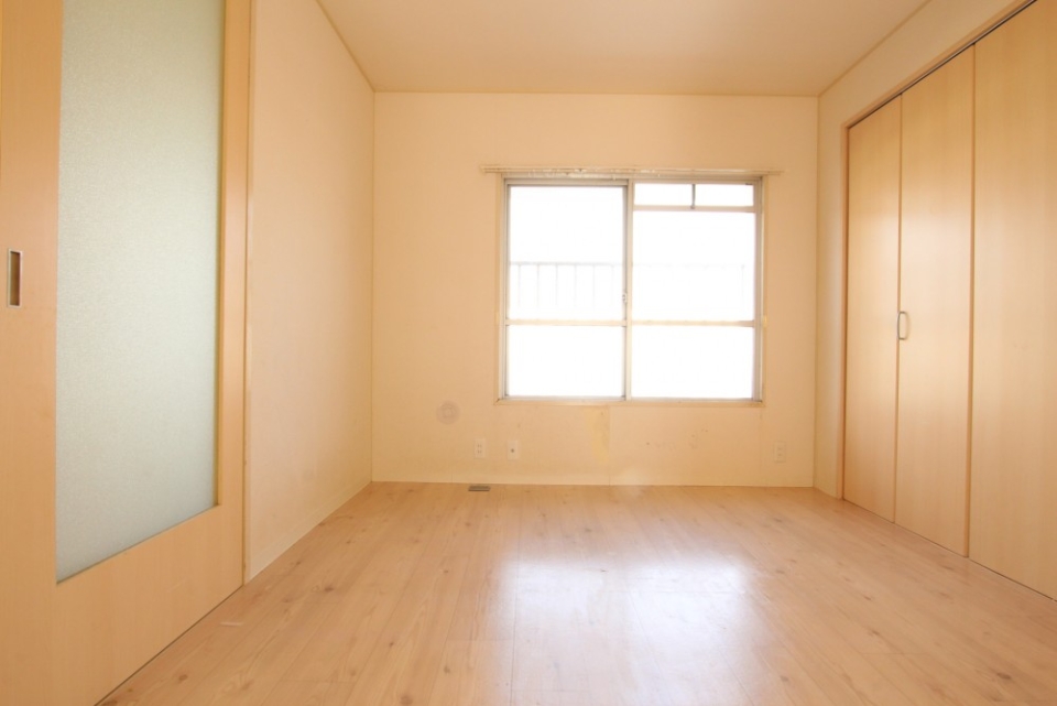 5.5帖の洋室。ホワイト系のフローリングで清潔感を感じる。