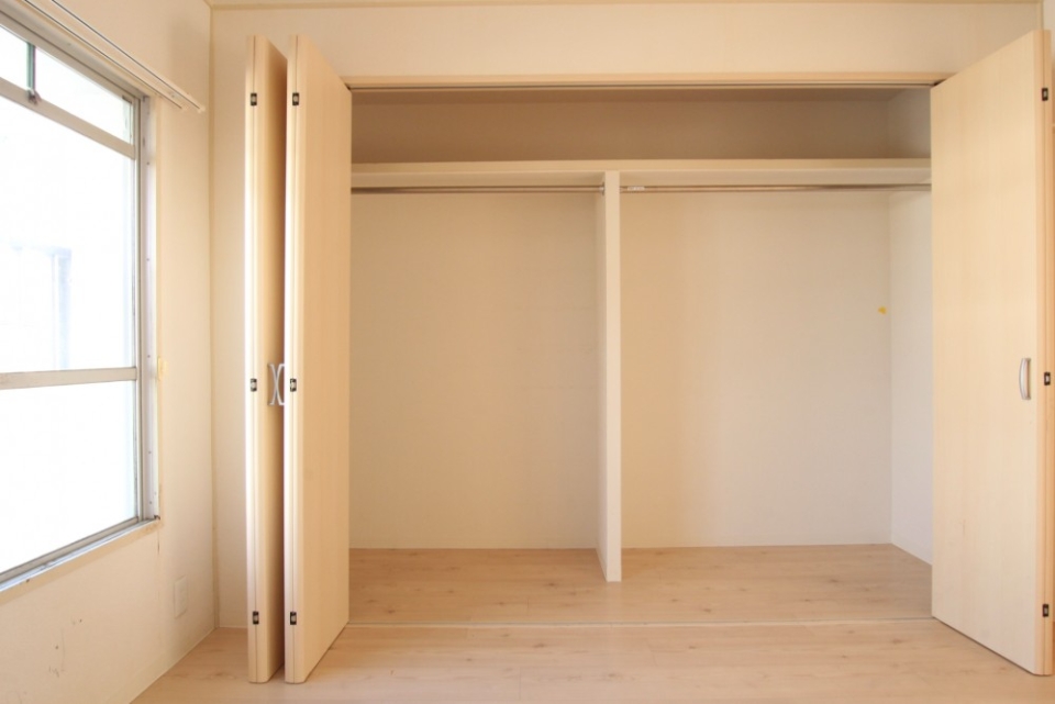 これが室内唯一の収納スペース、でも大容量。