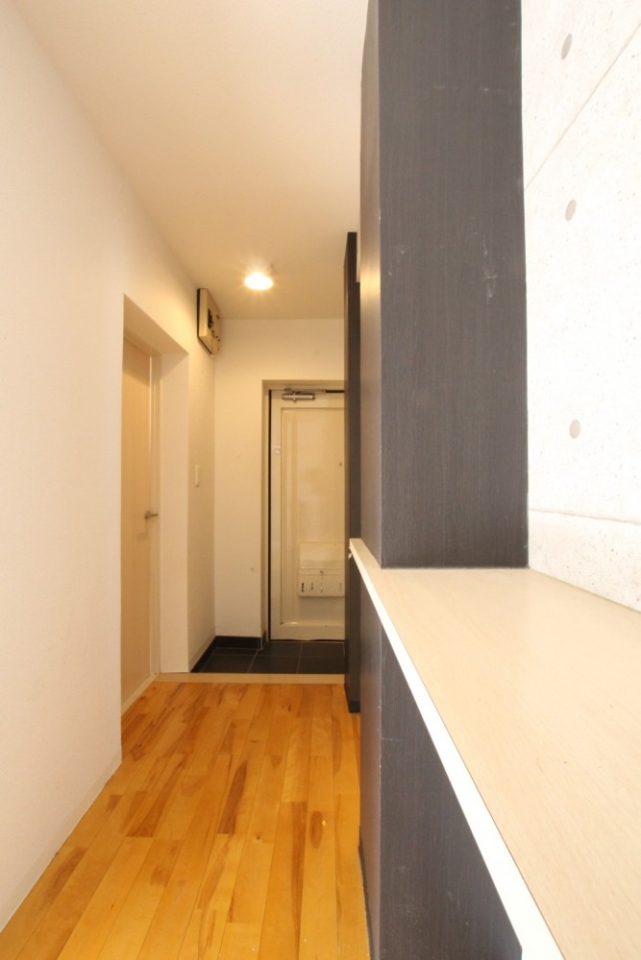 コンクリート風の壁紙が目を引く。