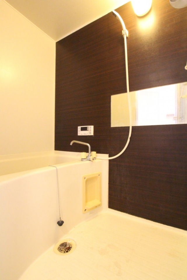 浴室は追い焚き付き。