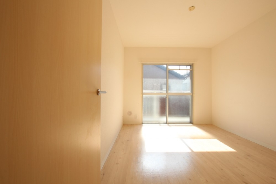 日当たりいい南面洋室。何に使おうかしら。