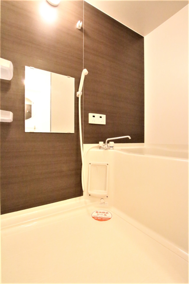 浴室は追い焚き付き。