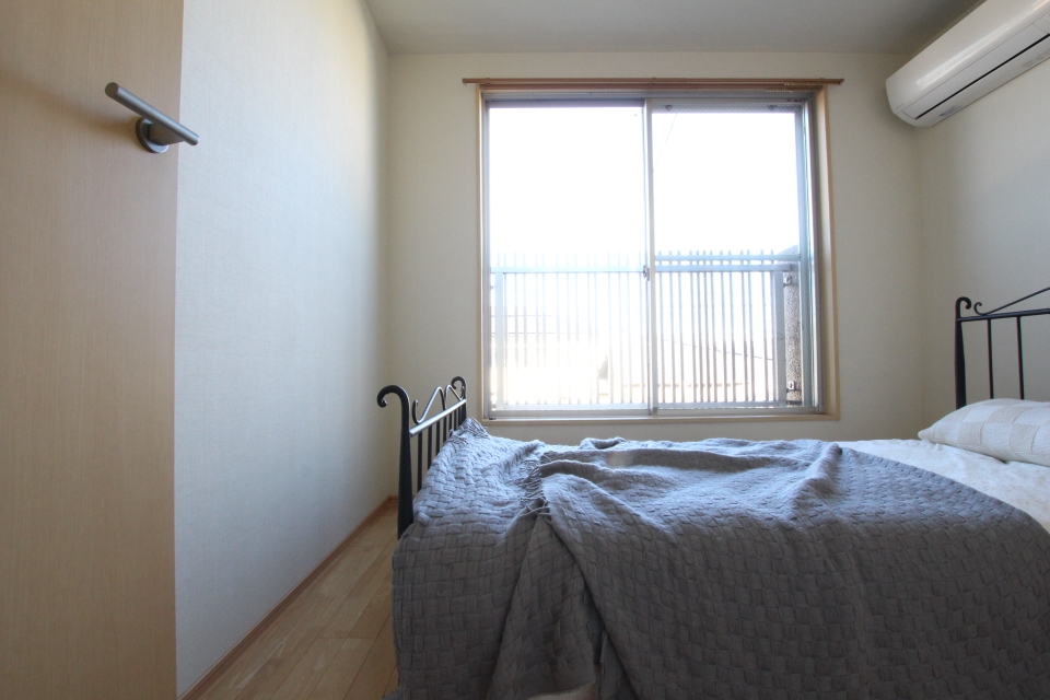 4.5帖の洋室。大きな窓にエアコンもついて、寝室にピッタリ