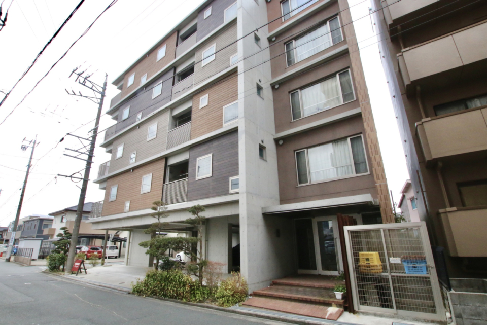 外観。色違いのブロックを積んだようなデザイン