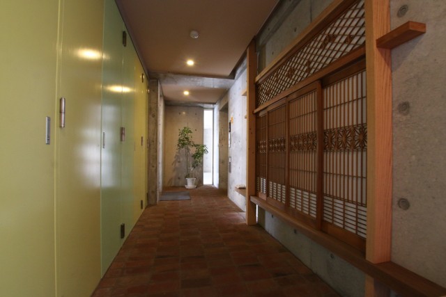 玄関エントランスには組子細工。和モダン感じます