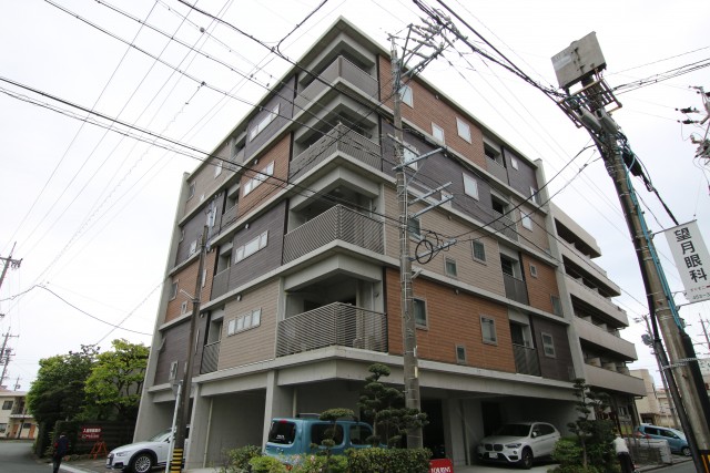 色使いがかっこいい建物外観