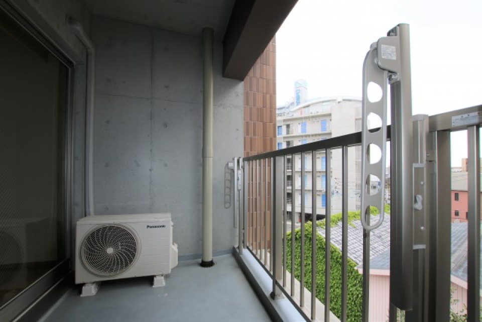 LDKと洋室両方から出られる四角いバルコニー