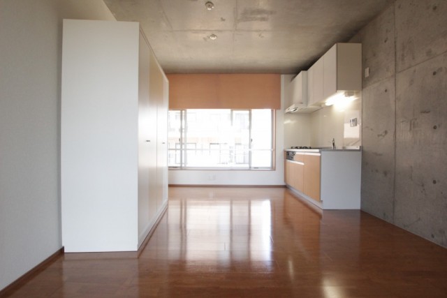 キッチン側にも大きな窓があって明るい。