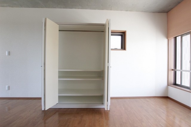 キャスターのついたワードローブ。