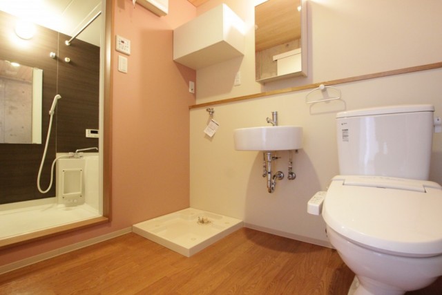 デザイナーズ性あふれる脱衣所とトイレ。