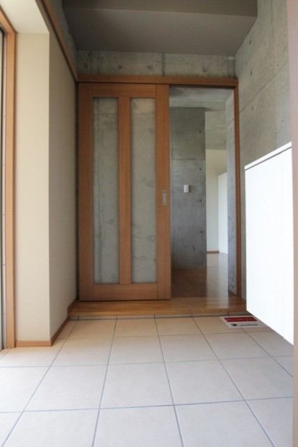 小さいですが玄関土間になっています。左行ってバルコニー直結。