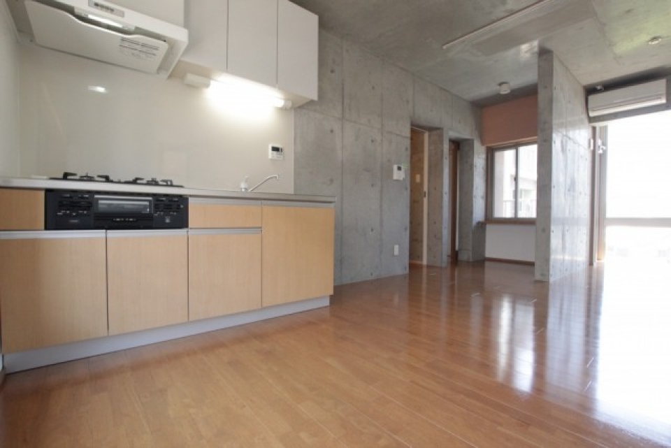 大きな窓が都会のオアシスを感じます。